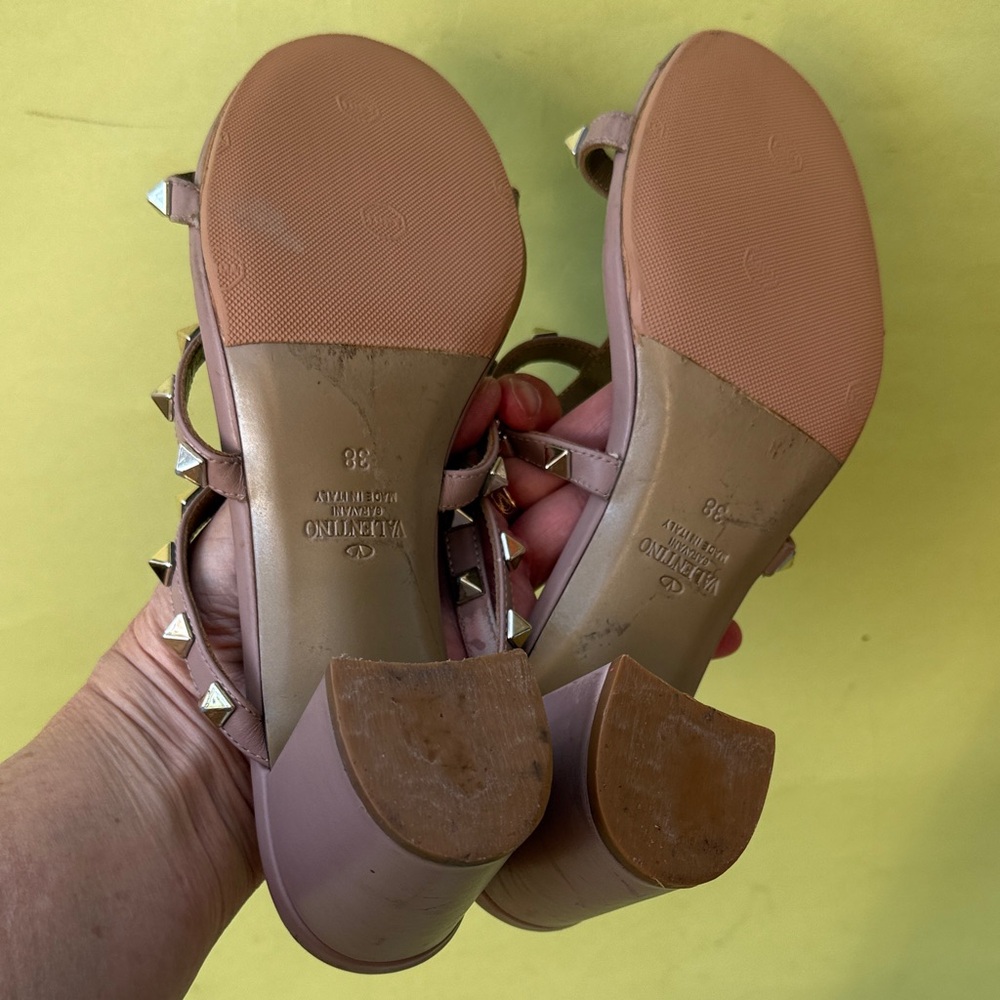Valentino Garavani Dusty Pink Sandals with Gold Accents and Chunky Heel - Picture 10 of 15
